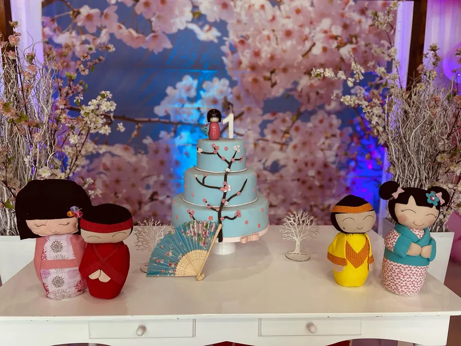 Mesa do bolo com decoração temática japonesa e bonecas kokeshi