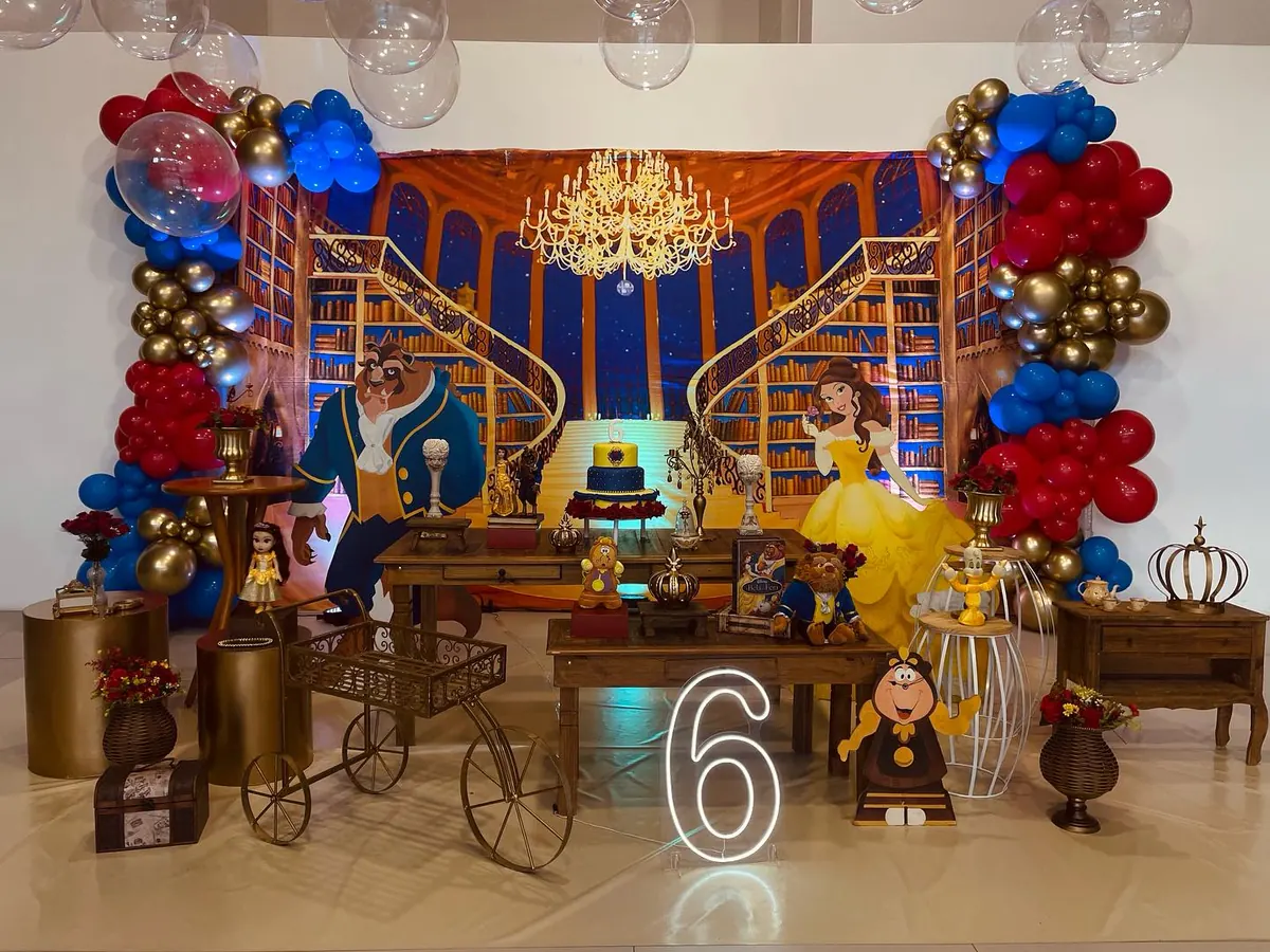 Decoração completa de festa infantil com tema de biblioteca encantada, balões e mesa do bolo